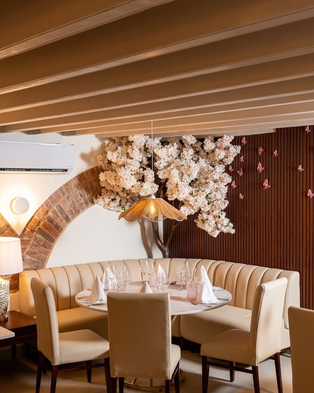 Salón principal con árbol floral y bóveda de ladrillo