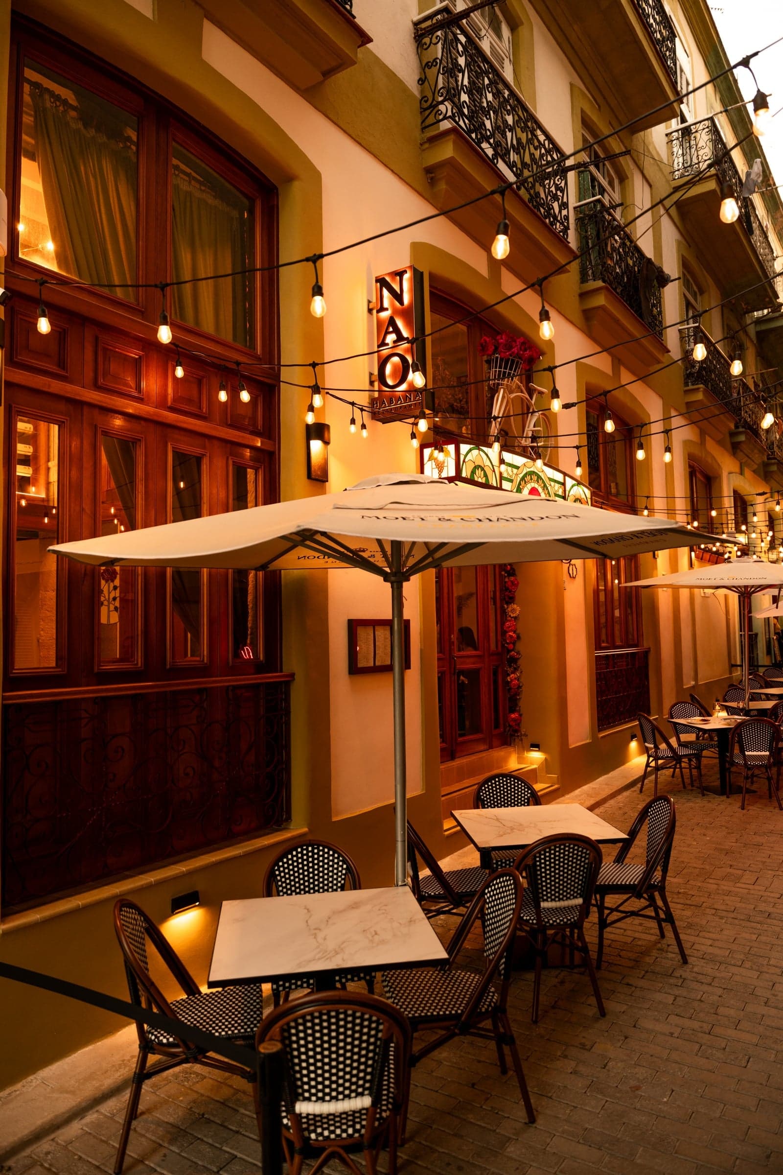 Terraza de NAO Habana en la calle de La Habana Vieja