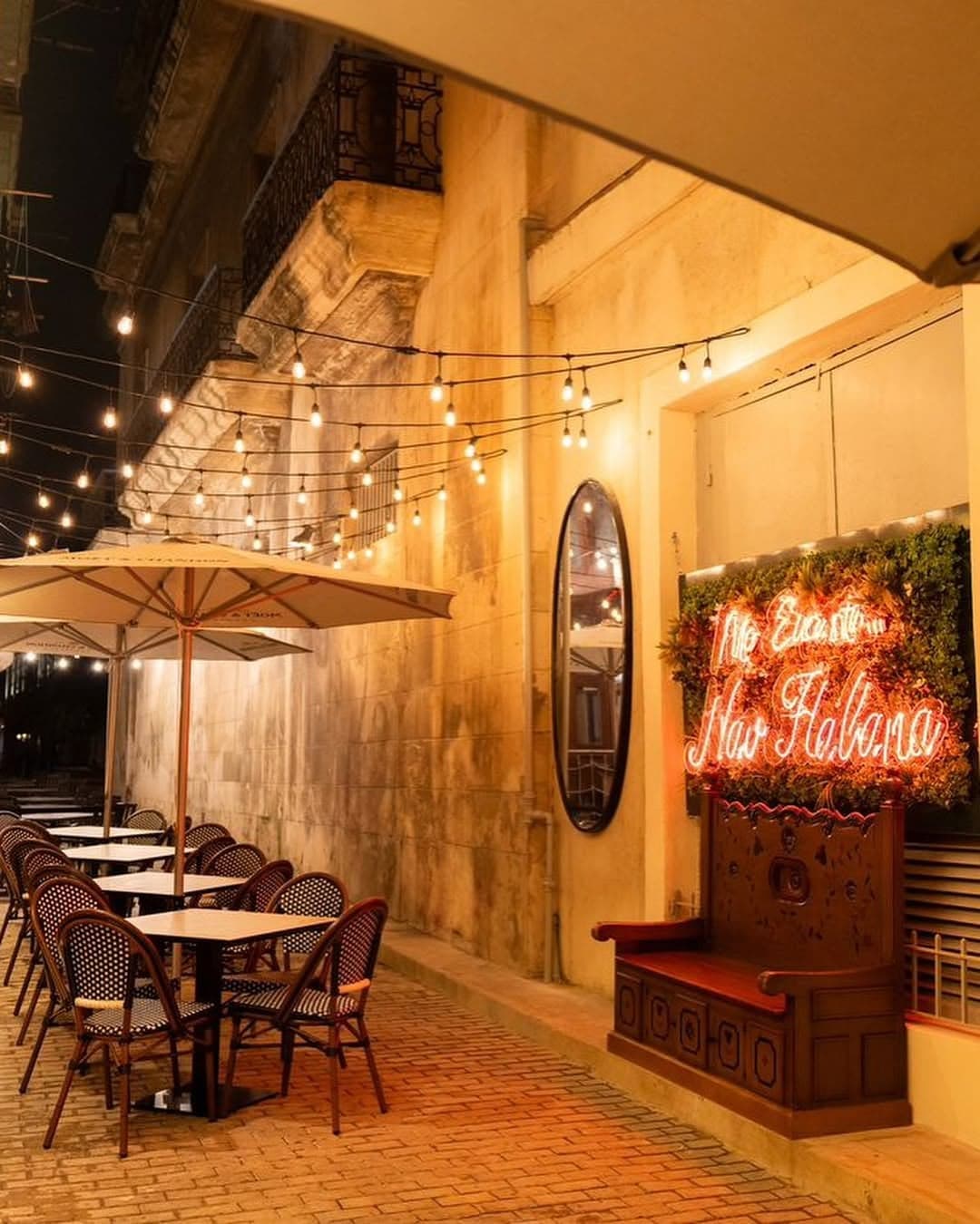 Terraza exterior con el neón "Me Encanta NAO Habana"